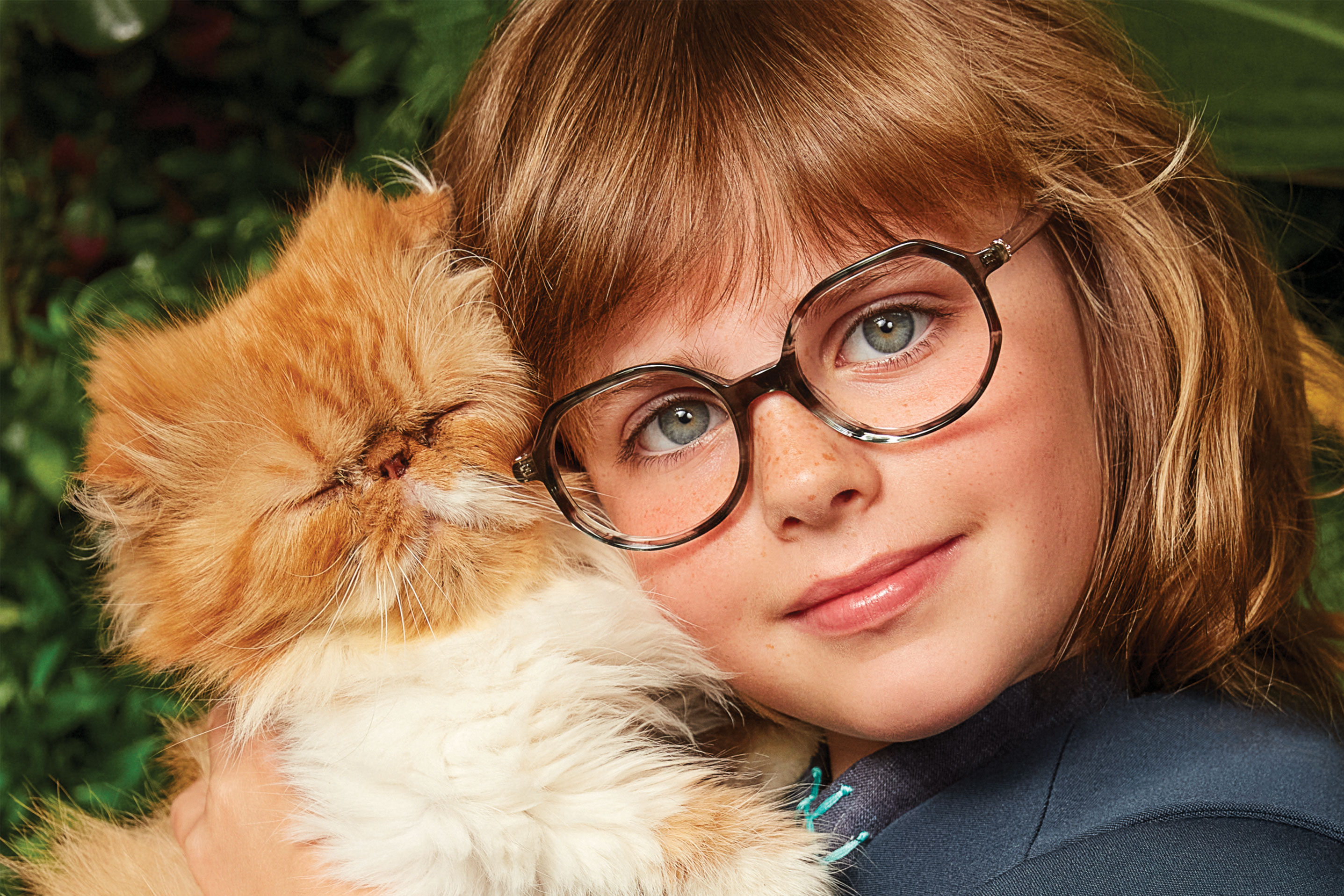 Enfant avec lunettes colorées